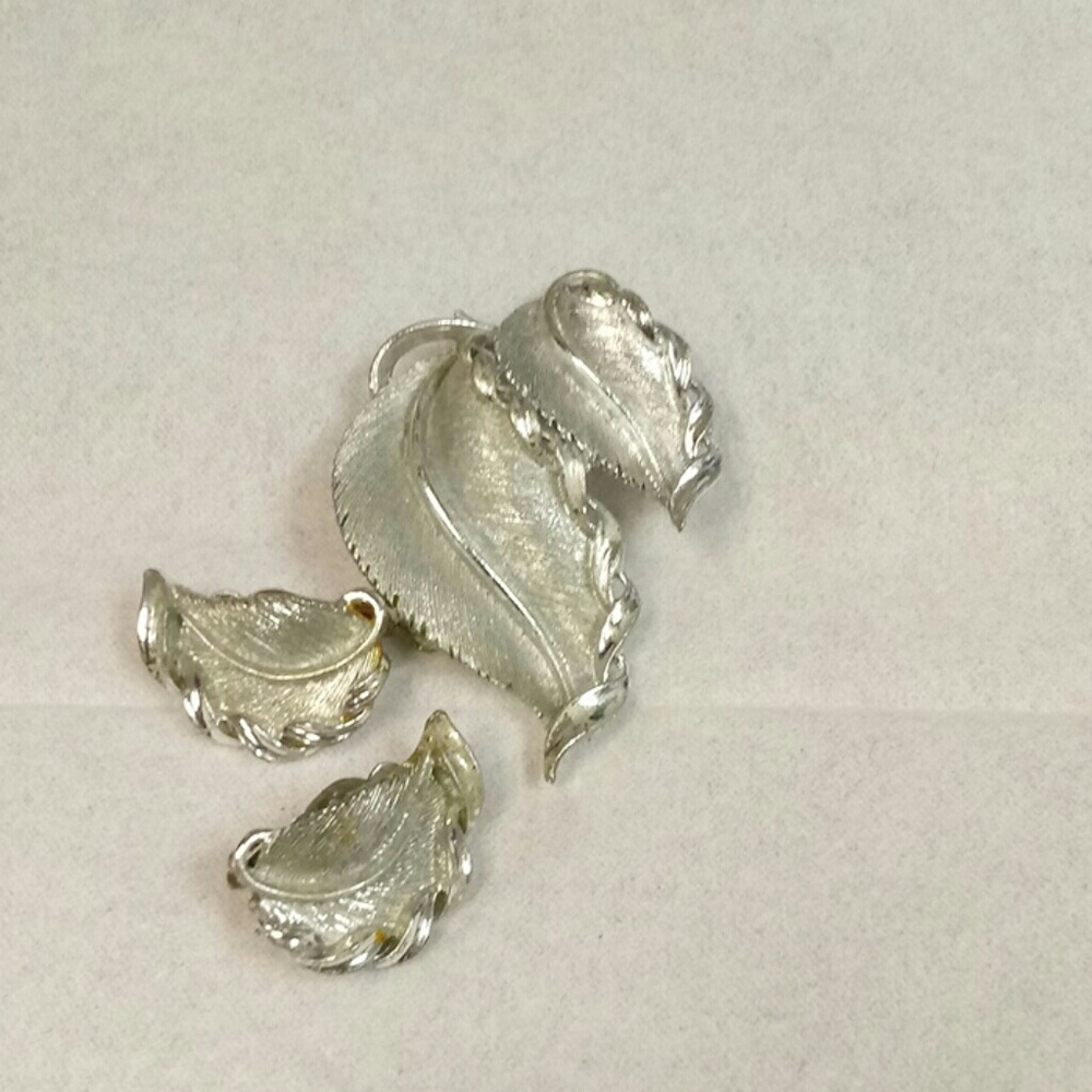 Vintage Lisner Brooch set